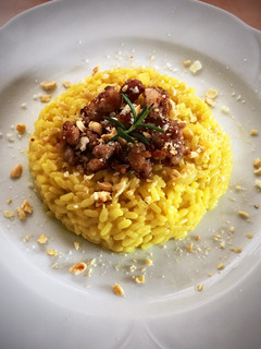 Foto di Risotto con zafferano salsiccia e nocciole croccanti 🌷
