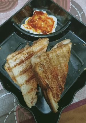 A picture of Grilled aloo sandwich.