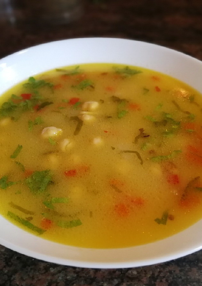 Una foto de Sopa con garbanzos y apio