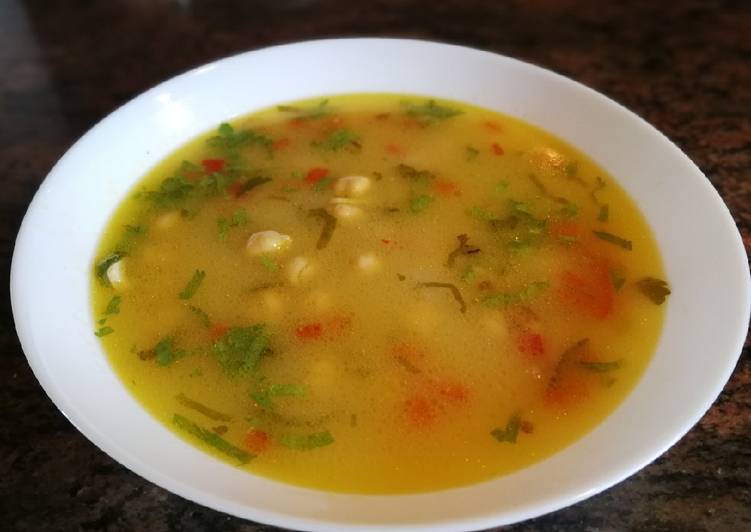 Sopa con garbanzos y apio