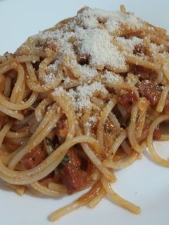 Una foto de Espaguetis con salsa boloñesa a lo Bendecido