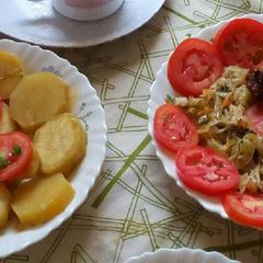 A picture of Sweet potatoes served with chicken and cabbage.