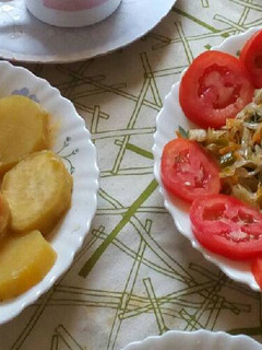 A picture of Sweet potatoes served with chicken and cabbage.