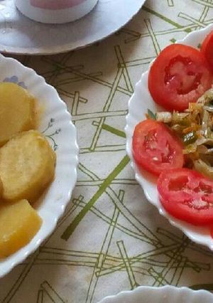 A picture of Sweet potatoes served with chicken and cabbage.