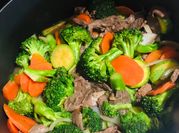Una foto de comida china carne con brócoli