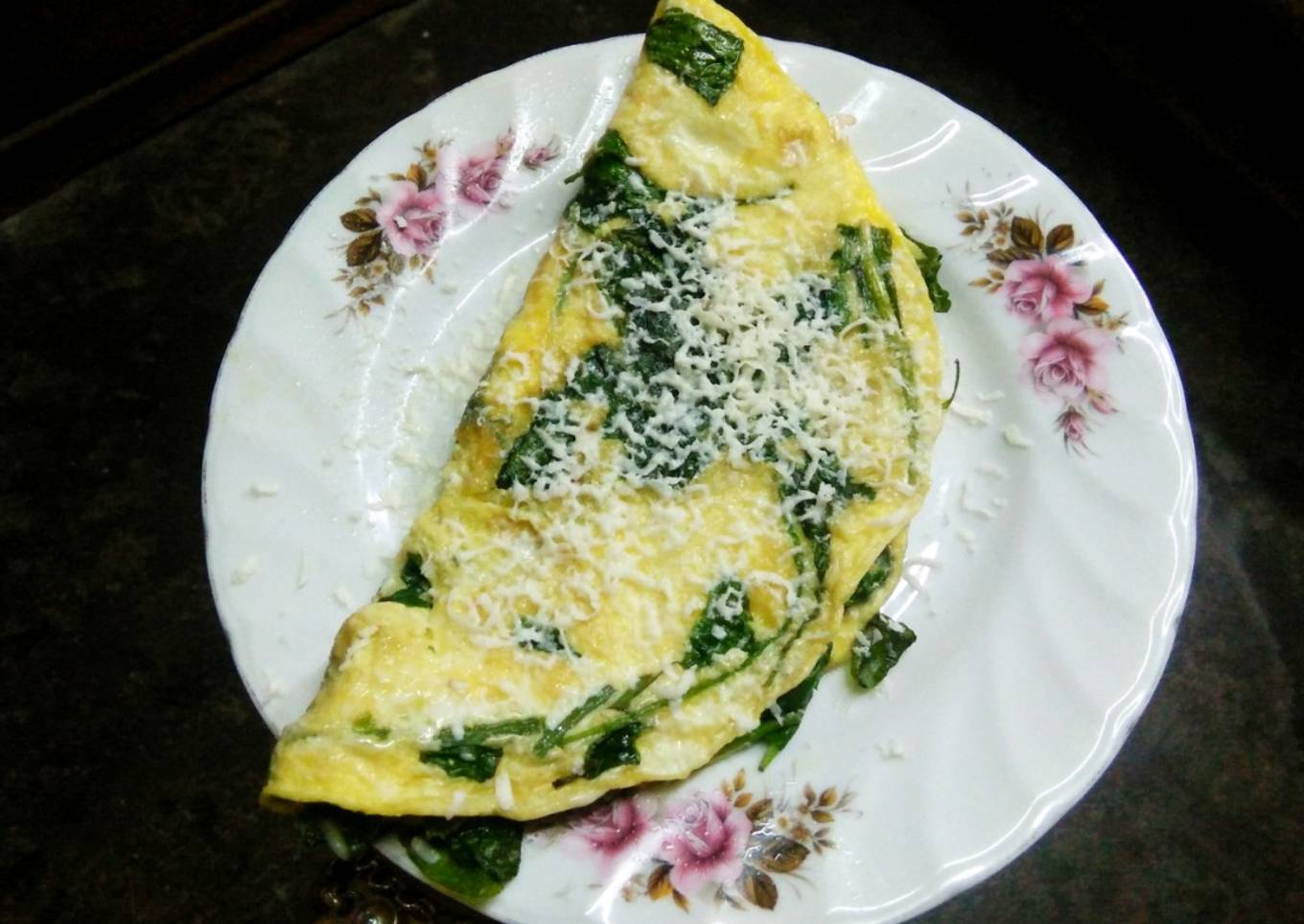 Cheesy spinach omelette