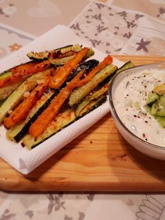 Una foto de Fingers de zanahoria y calabacín con salsa griega a mi manera
