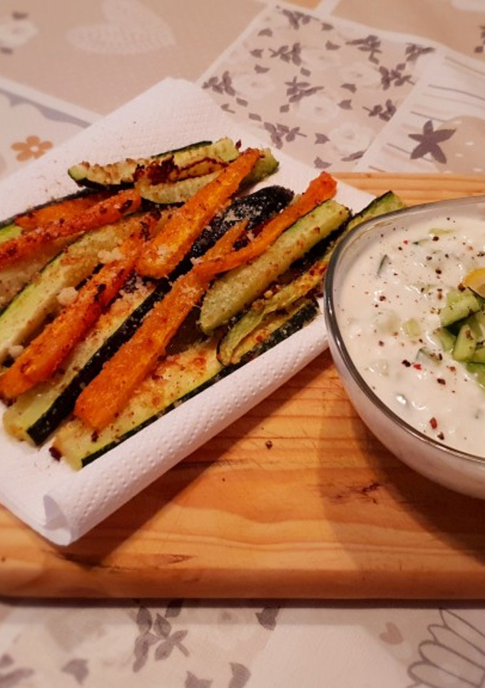Una foto de Fingers de zanahoria y calabacín con salsa griega a mi manera