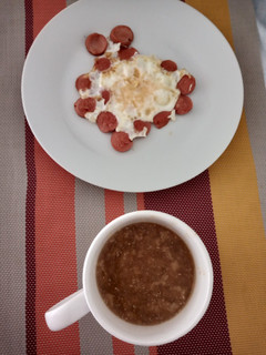 Una foto de Desayuno fácil y energético (avena y hot dog)