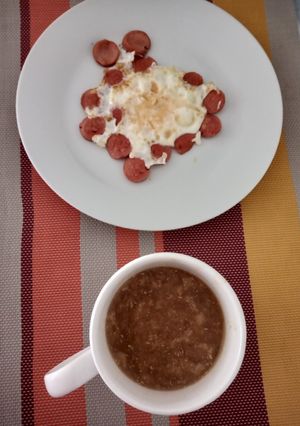 Una foto de Desayuno fácil y energético (avena y hot dog)