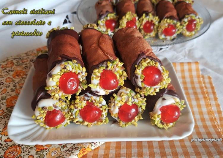 Cannoli siciliani con cioccolato e pistacchio