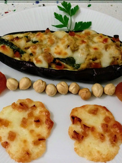 Una foto de Berenjena rellena de verduras con frutos secos y galletas de queso con albaricoques