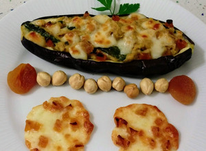 Foto principal de Berenjena rellena de verduras con frutos secos y galletas de queso con albaricoques