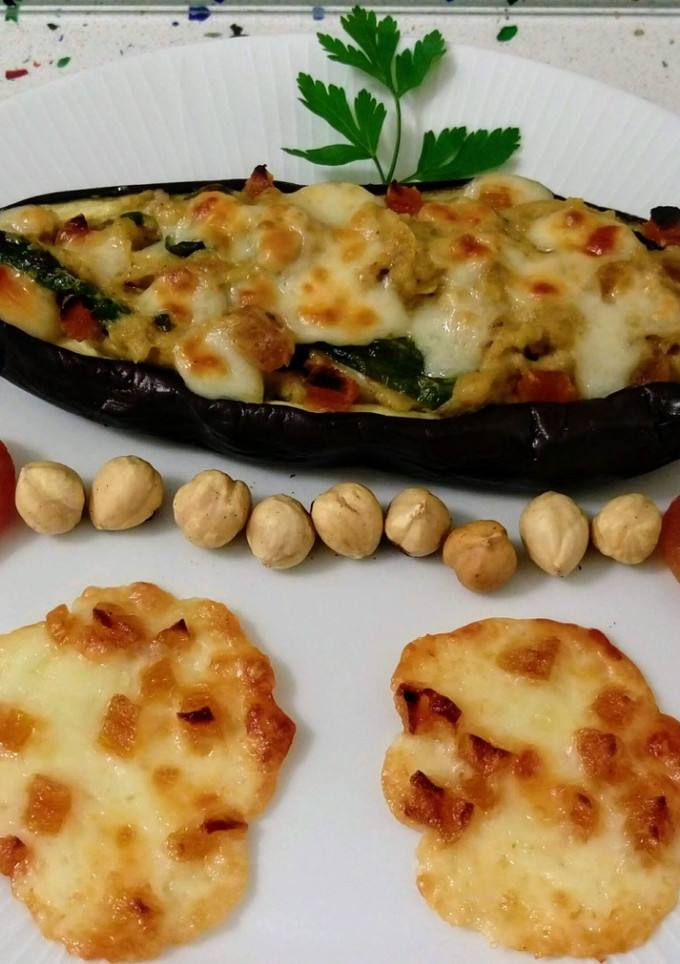 Una foto de Berenjena rellena de verduras con frutos secos y galletas de queso con albaricoques