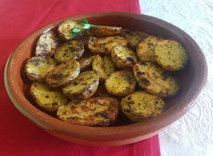 Una foto de Mini patatas asadas con aliño