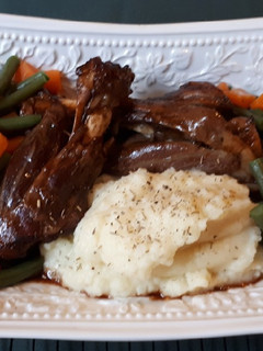 Una foto de Cordero al horno con puré de patatas y verduras