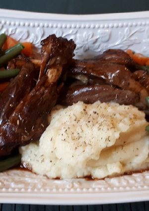 Una foto de Cordero al horno con puré de patatas y verduras