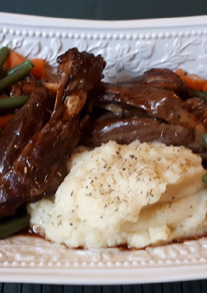 Una foto de Cordero al horno con puré de patatas y verduras
