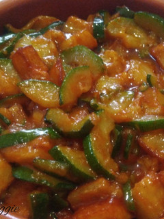 Una foto de Cazuelita de patatas con calabacín y cebolla en salsa barbacoa