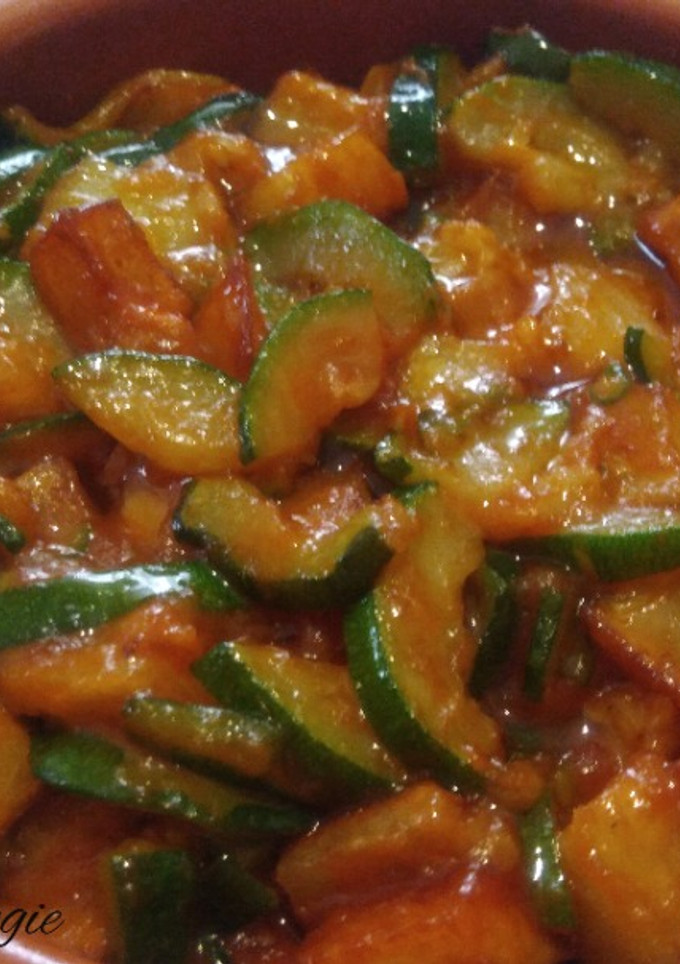 Una foto de Cazuelita de patatas con calabacín y cebolla en salsa barbacoa