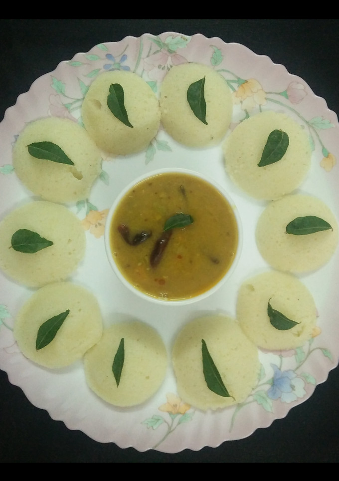 A picture of Idli sambhar.