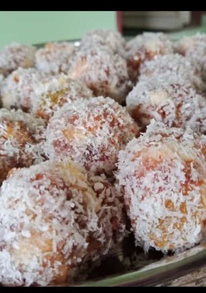 ખજૂર ટોપરા ના લાડુ(khajur topra na ladu recipe in gujarati) રેસીપી મુખ્ય ફોટો