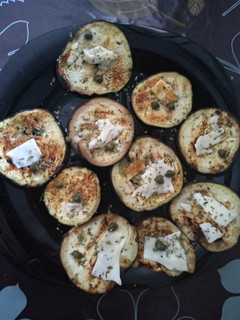 Una foto de Berenjenas plancha con queso, alcaparras y orégano