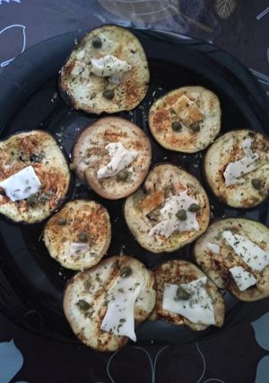 Una foto de Berenjenas plancha con queso, alcaparras y orégano