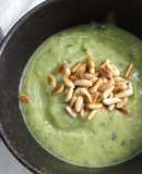 Crema de troncos de brécol con espinaca cruda