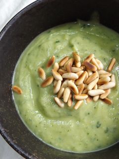 Una foto de Crema de troncos de brécol con espinaca cruda