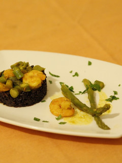 Foto di Riso venere con asparagi e gamberi