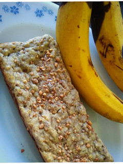 Una foto de Budín de banana y crocantes ✨🍌🍽️🍮