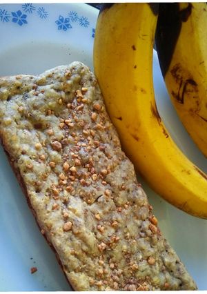 Una foto de Budín de banana y crocantes ✨🍌🍽️🍮