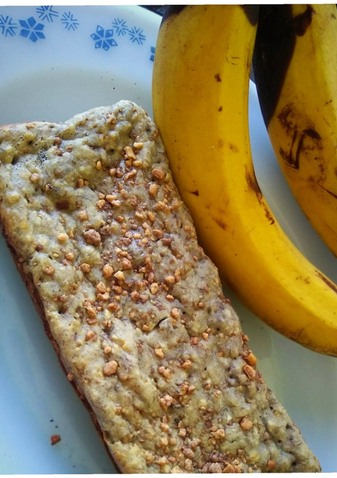 Una foto de Budín de banana y crocantes ✨🍌🍽️🍮