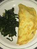 Omelette relleno de champiñones y queso con espinacas