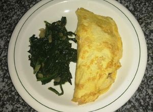 Una foto de Omelette relleno de champiñones y queso con espinacas