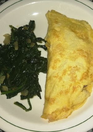 Una foto de Omelette relleno de champiñones y queso con espinacas