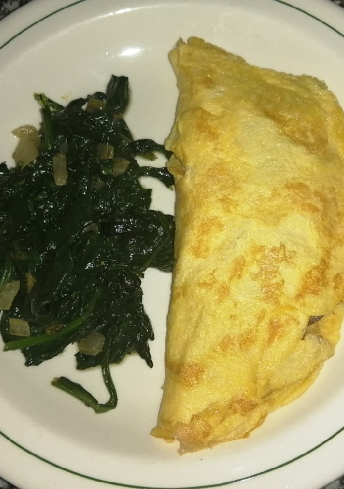 Una foto de Omelette relleno de champiñones y queso con espinacas
