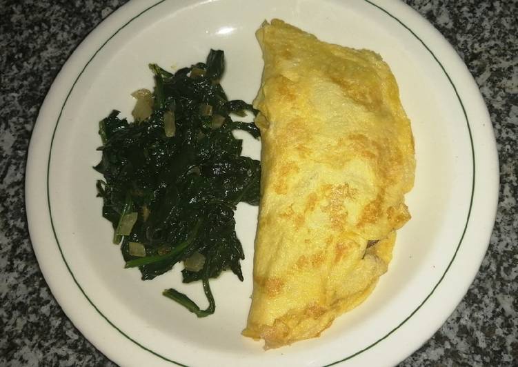 Omelette relleno de champiñones y queso con espinacas