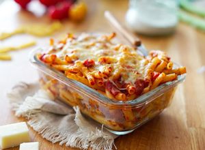Une photo de Macaronis au fromage avec sauce tomate