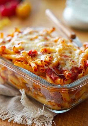 Une photo de Macaronis au fromage avec sauce tomate