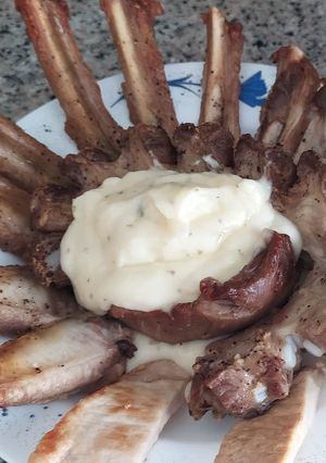 Una foto de Corona de costilla con puré de queso
