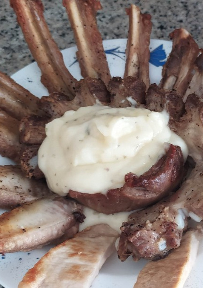Una foto de Corona de costilla con puré de queso