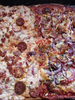 Savanyú káposztás és kolbászos pizza (Gluténmentes) recept fotója
