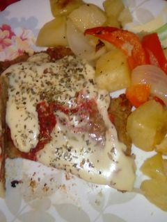 Una foto de Milanesas de seitán a la napolitana con verduras al horno 😊❤👏