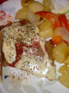 Una foto de Milanesas de seitán a la napolitana con verduras al horno 😊❤👏
