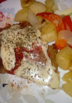 Una foto de Milanesas de seitán a la napolitana con verduras al horno 😊❤👏