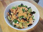 Una foto de ensalada de pasta con mayonesa