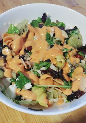Una foto de Ensalada de pasta con pollo