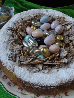 Una foto de Bizcocho de almendras “Nido de Pascua”
